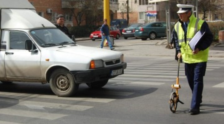 Tânără lovită pe trecerea de pietoni